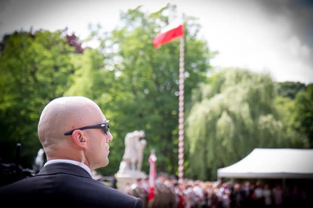 Żołnierz strzegący trzy osoby