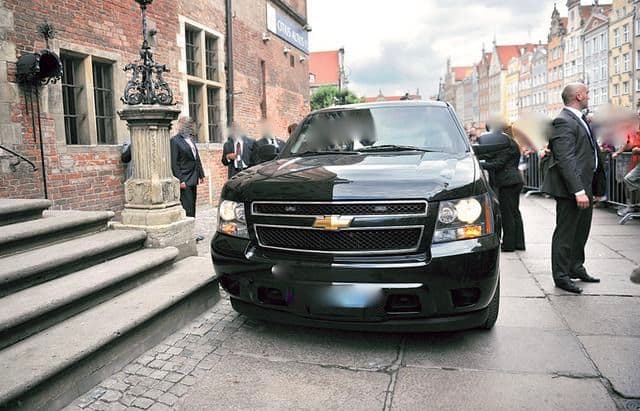 Ochrona osobista członków rodziny to dziś trwały element strategii bezpieczeństwa w domach osób zamożnych. Wysoki status materialny, rozpoznawalność, powiązania biznesowe czy międzynarodowe kontakty sprawiają, że majątek i interesy takich rodzin mogą stać się przedmiotem zainteresowania grup przestępczych.