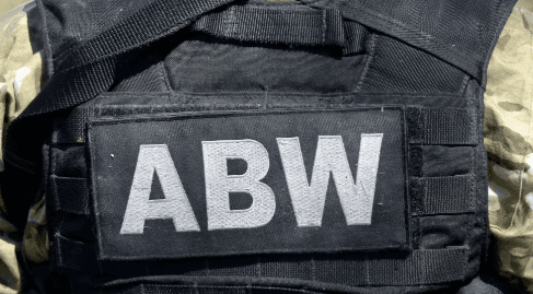 ABW zatrzymała Mateusza W., studenta KUL, planującego masowy zamach bombowy na jarmarku świątecznym. Jak informuje portal Wirtualna Polska, mężczyzna zdobywał wiedzę o produkcji materiałów wybuchowych i zamierzał dołączyć do organizacji terrorystycznej.