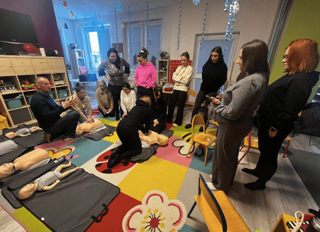 Ratownicy medyczni Triarii Squad Sp. z o.o. przeprowadzili specjalistyczne szkolenie z zakresu pierwszej pomocy przedmedycznej dla kadry pedagogicznej przedszkola Kajtuś Czarodziej w Markach.